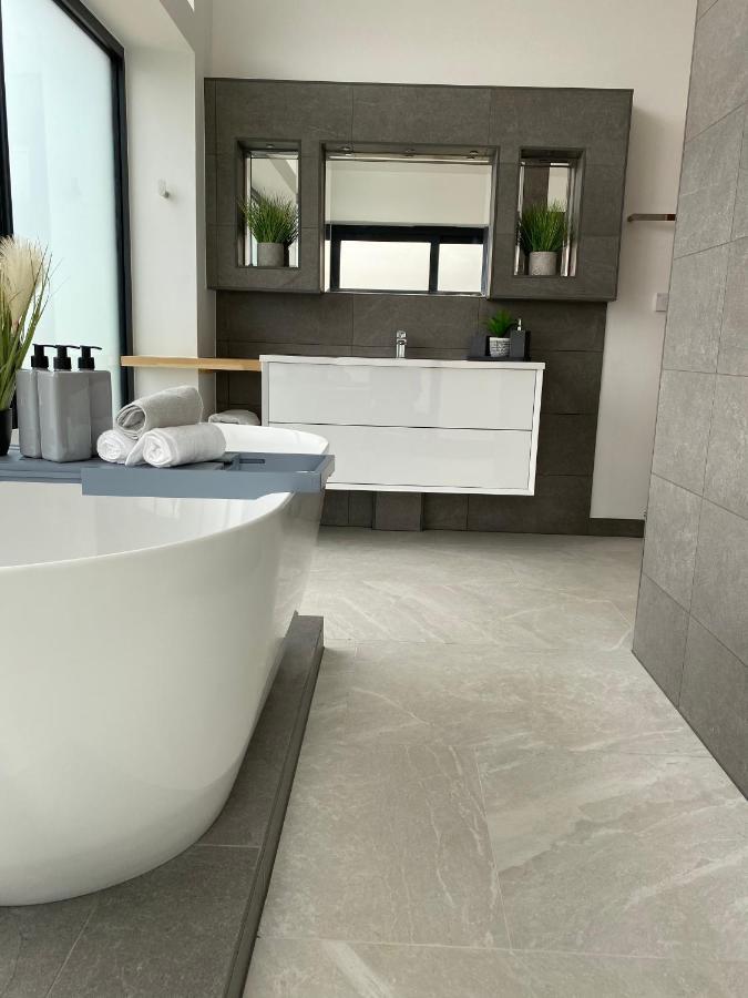 Stunning Modern Home Set In Beautiful Grounds. Bath Dış mekan fotoğraf