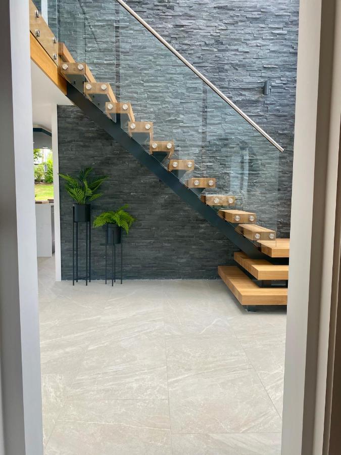 Stunning Modern Home Set In Beautiful Grounds. Bath Dış mekan fotoğraf