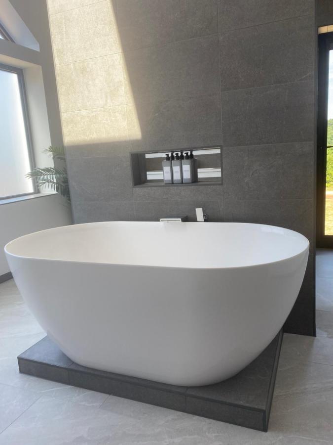Stunning Modern Home Set In Beautiful Grounds. Bath Dış mekan fotoğraf