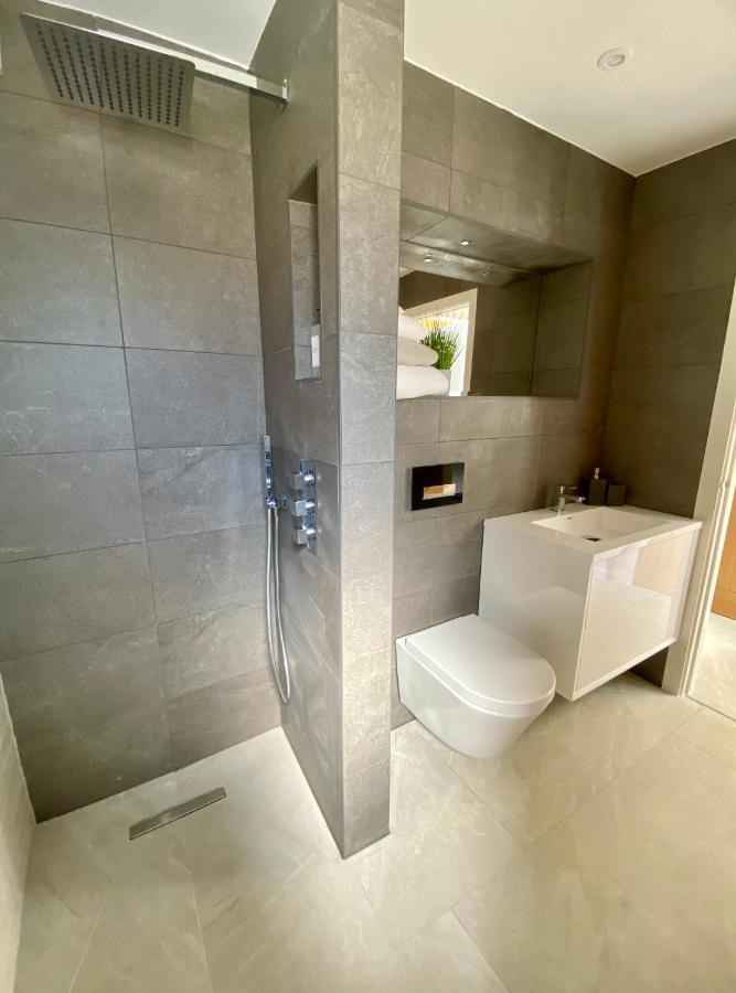 Stunning Modern Home Set In Beautiful Grounds. Bath Dış mekan fotoğraf