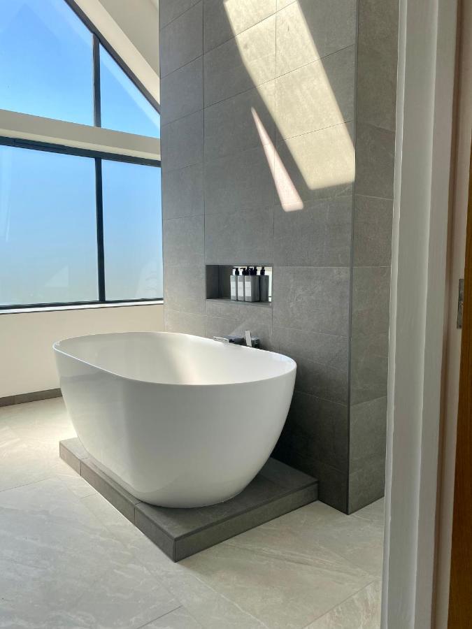 Stunning Modern Home Set In Beautiful Grounds. Bath Dış mekan fotoğraf