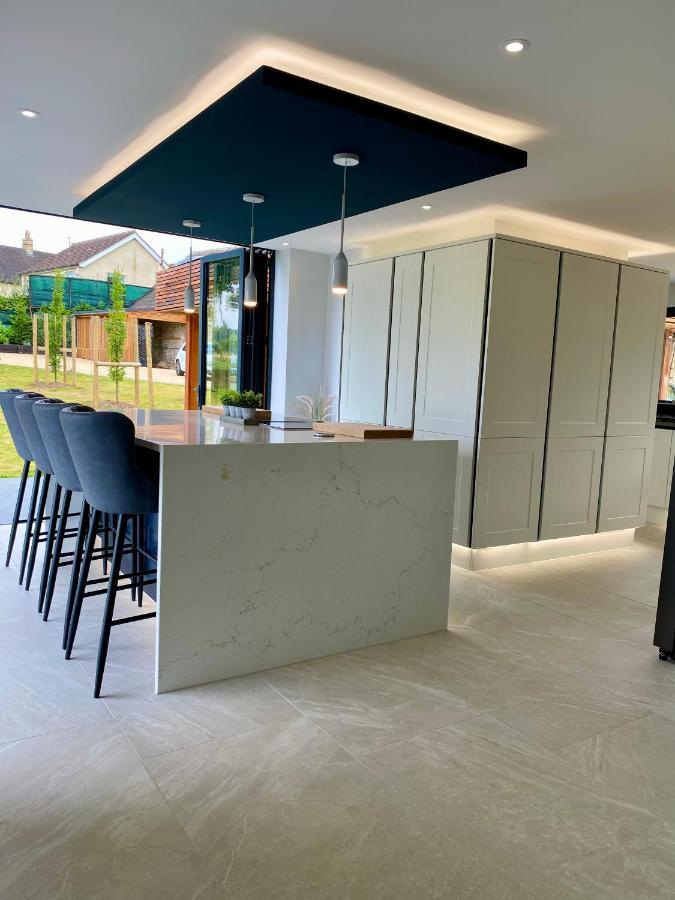 Stunning Modern Home Set In Beautiful Grounds. Bath Dış mekan fotoğraf