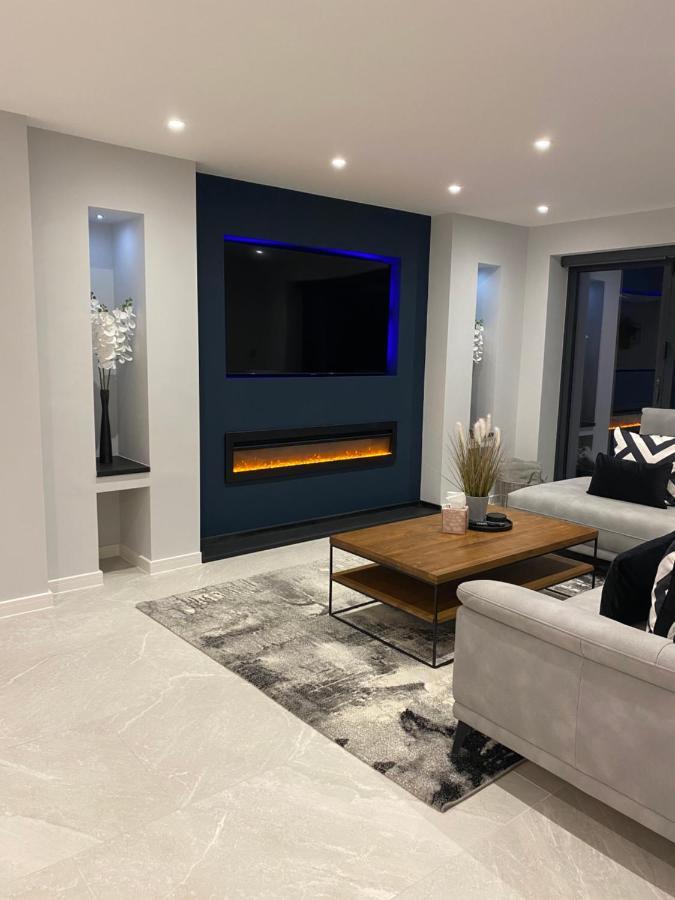 Stunning Modern Home Set In Beautiful Grounds. Bath Dış mekan fotoğraf