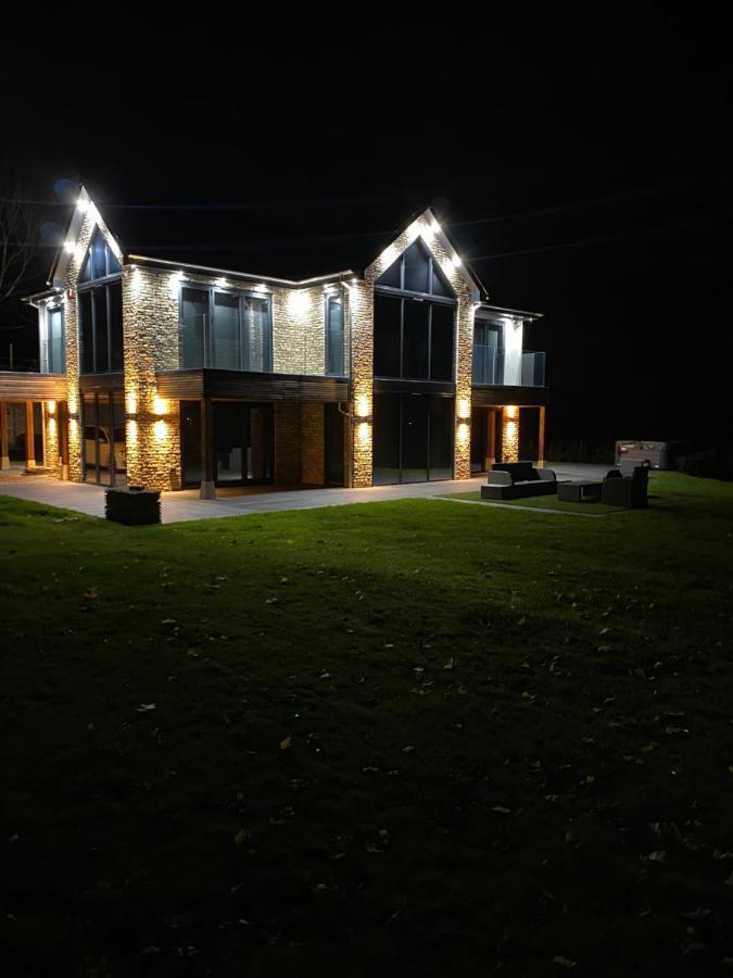 Stunning Modern Home Set In Beautiful Grounds. Bath Dış mekan fotoğraf