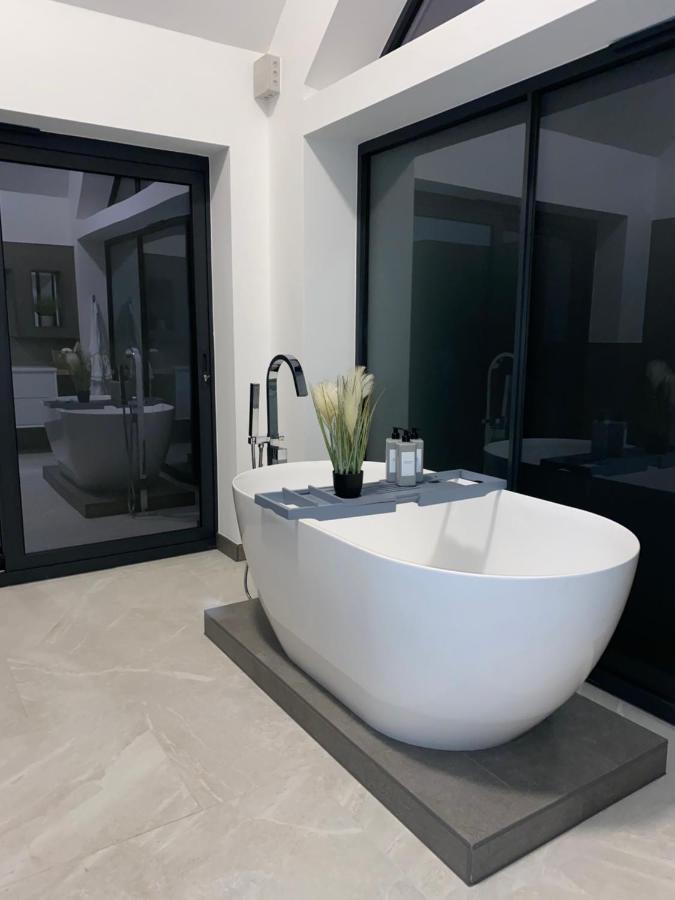Stunning Modern Home Set In Beautiful Grounds. Bath Dış mekan fotoğraf