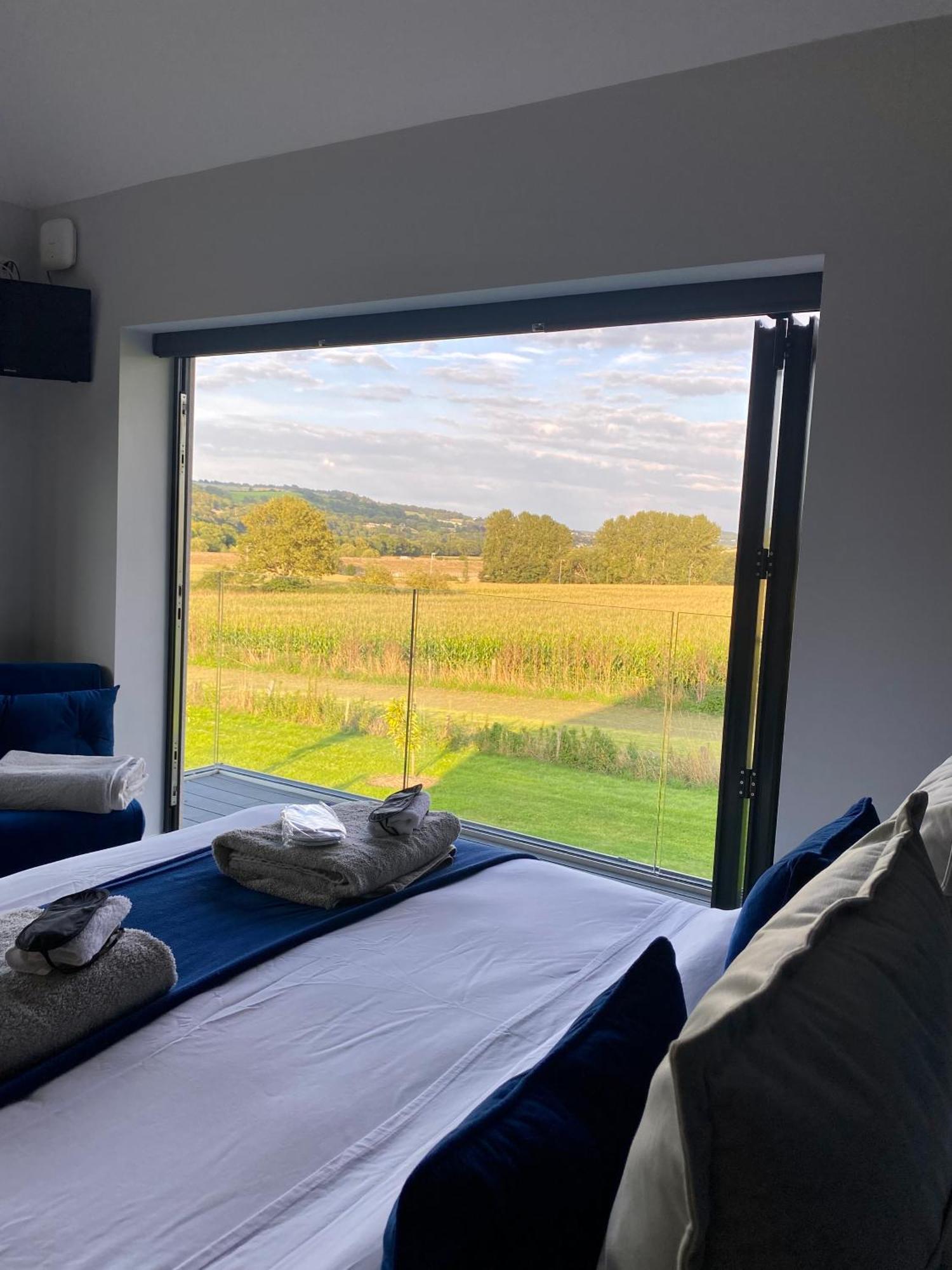Stunning Modern Home Set In Beautiful Grounds. Bath Dış mekan fotoğraf