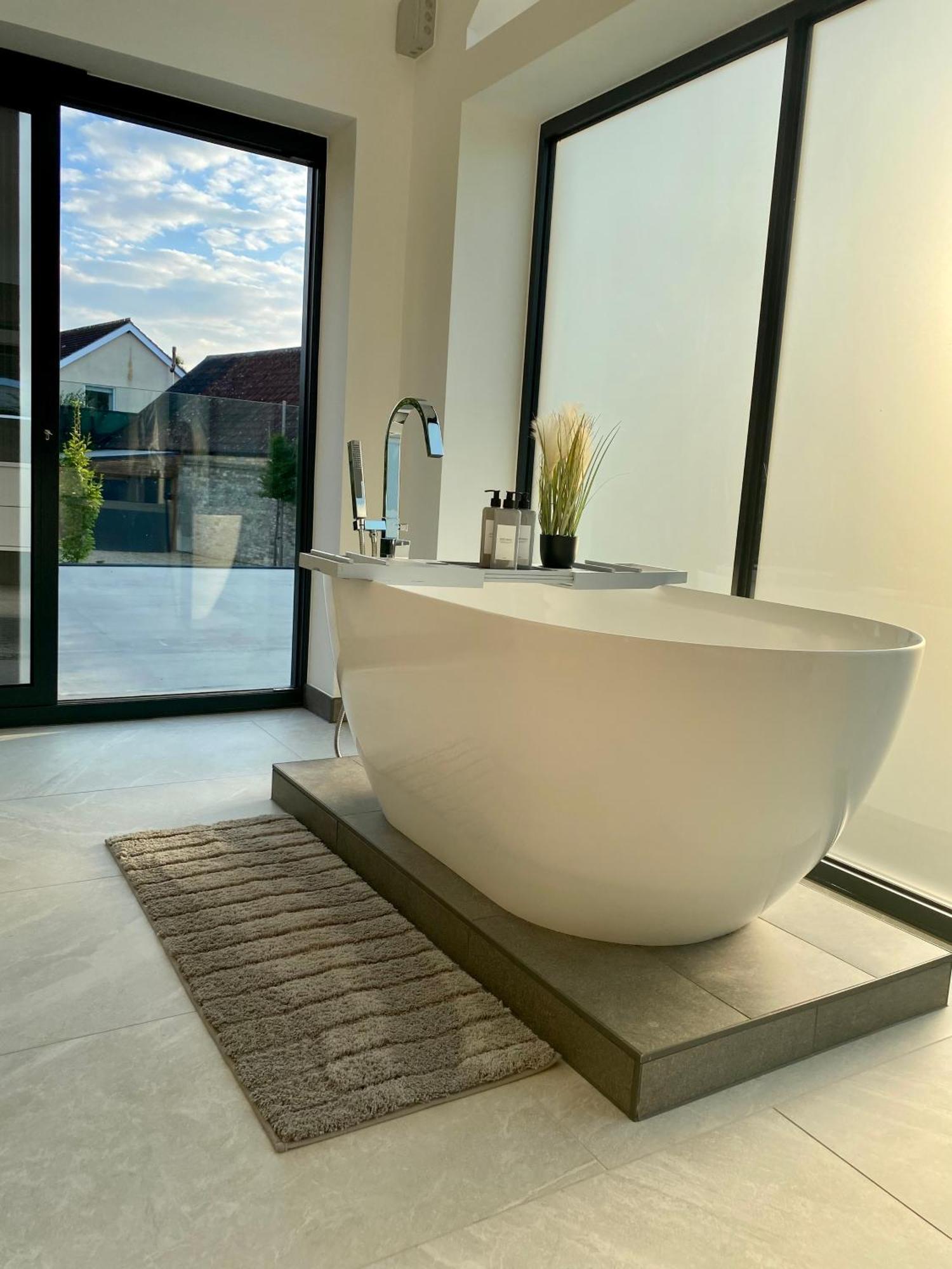 Stunning Modern Home Set In Beautiful Grounds. Bath Dış mekan fotoğraf
