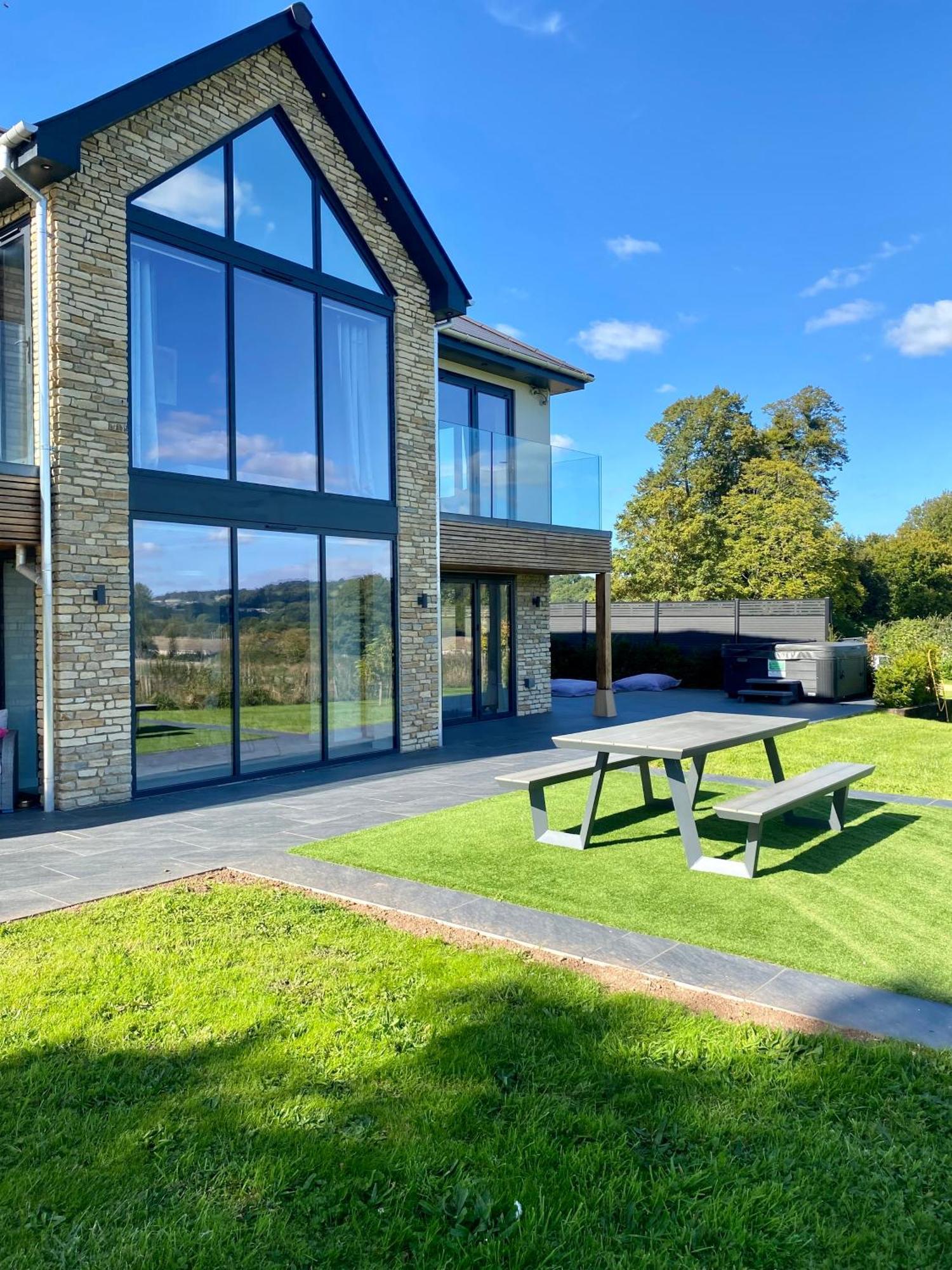 Stunning Modern Home Set In Beautiful Grounds. Bath Dış mekan fotoğraf